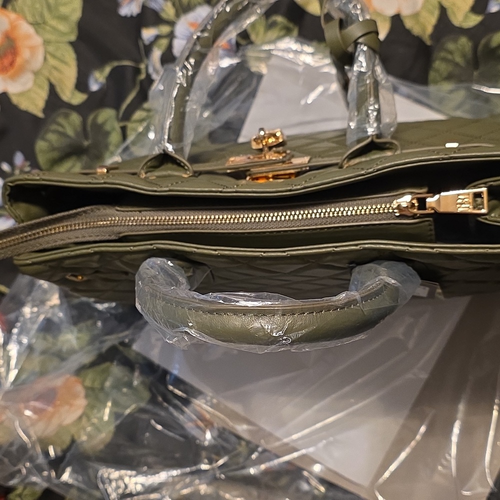 Badgley Mischka Quilted Olive Tote Bag with Gold Hardware NWOT. - Picture 6 of 6